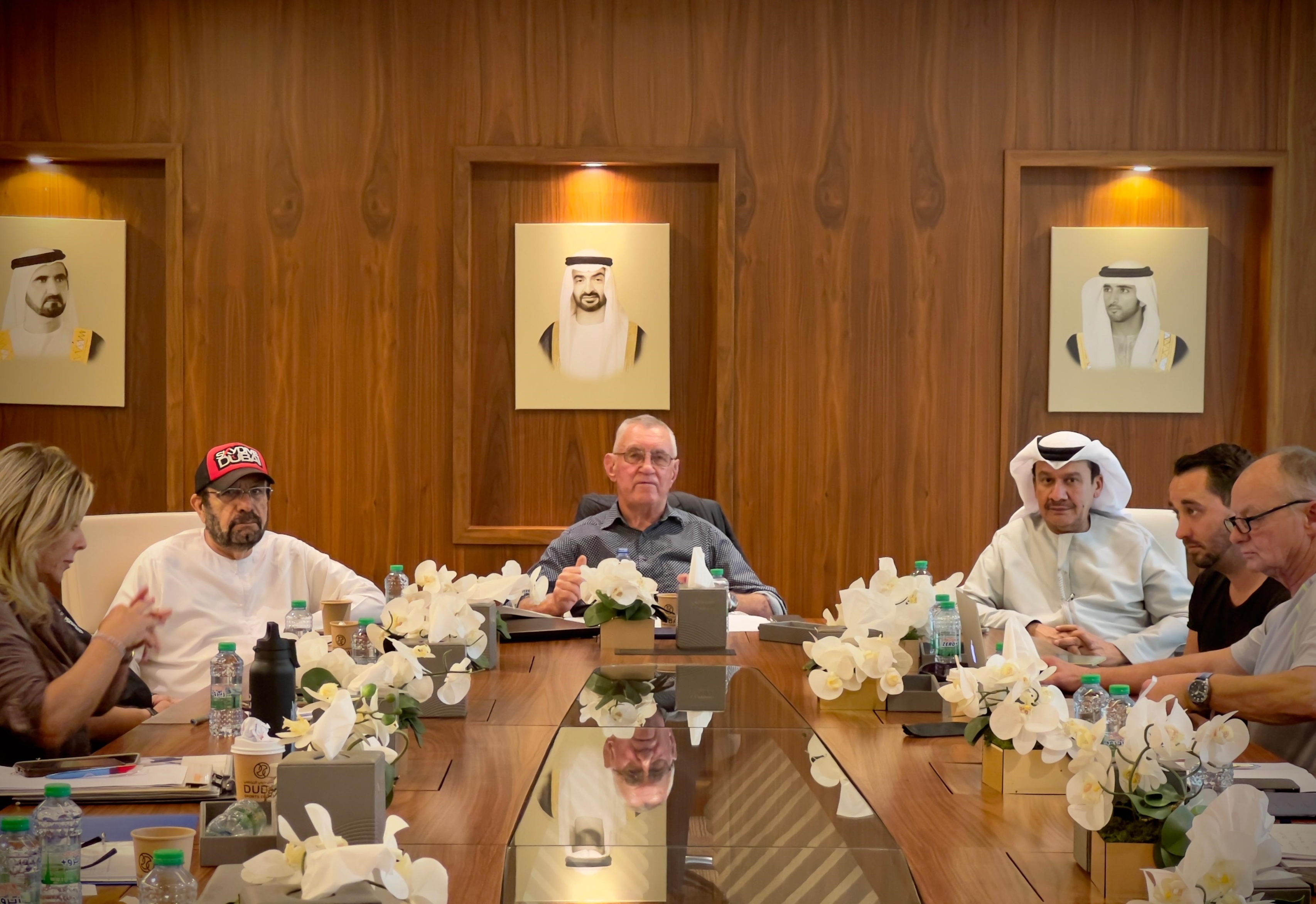 بطولة دبي الدولية للقفز بالمظلات تبحث متطلبات الأمن والسلامة