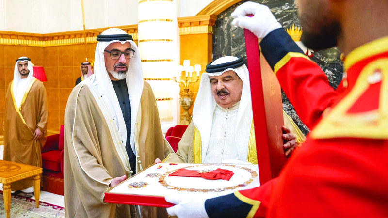 ملك البحرين مقلداً خالد بن محمد &laquo;وسام النهضة للملك حمد&raquo;. وام
