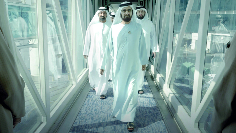 محمد بن راشد خلال زيارته مطار دبي واطلاعه على الطائرة الجديدة من طراز &laquo;إيرباص A350&raquo;. وام