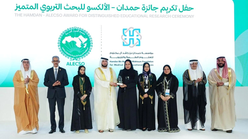 راشد بن حمدان بن راشد آل مكتوم خلال تكريم الفائزين. وام