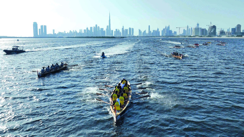 300 بحار على متن 30 قارباً شاركوا في السباق. من المصدر