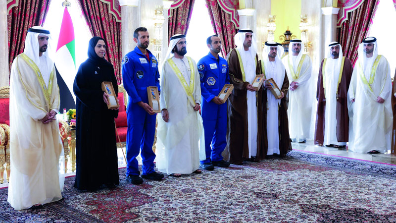 محمد بن راشد خلال منحه أوسمة الفضاء لـ5 من أبناء الوطن. وام