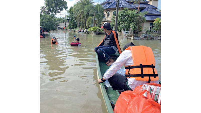 رجال إنقاذ يقدمون الطعام للمنكوبين. رويترز