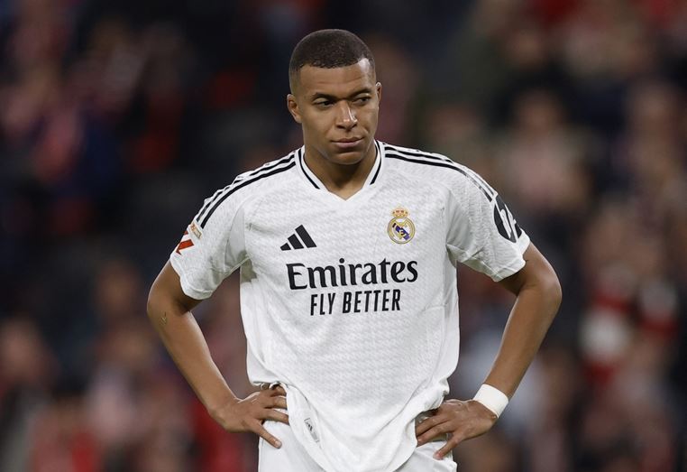 مبابي خيط في قميص ريال مدريد "المُهلهل".. 6 حلول لحياكة "ميرينغي جديد"!