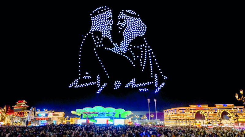 العرض أُعد خصيصاً لتكريم المغفور لهما الشيخ زايد بن سلطان آل نهيان والشيخ راشد بن سعيد آل مكتوم. من المصدر