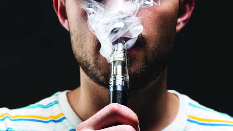 العديدون من مستخدمي السجائر الإلكترونية يحصلون على قدر أكبر من النيكوتين مقارنة بالسجائر العادية. أرشيفية