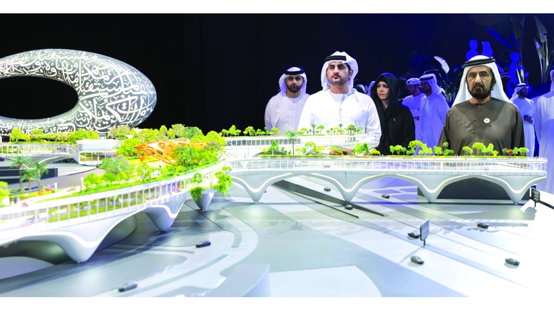 محمد بن راشد خلال اعتماده مشروع «دبي ووك». وام