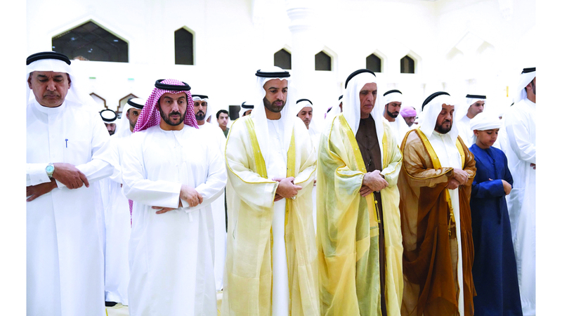 حاكم رأس الخيمة ومحمد بن سعود خلال أداء صالة الاستسقاء في مسجد الشيخ زايد بمنطقة دفن الخور. وام