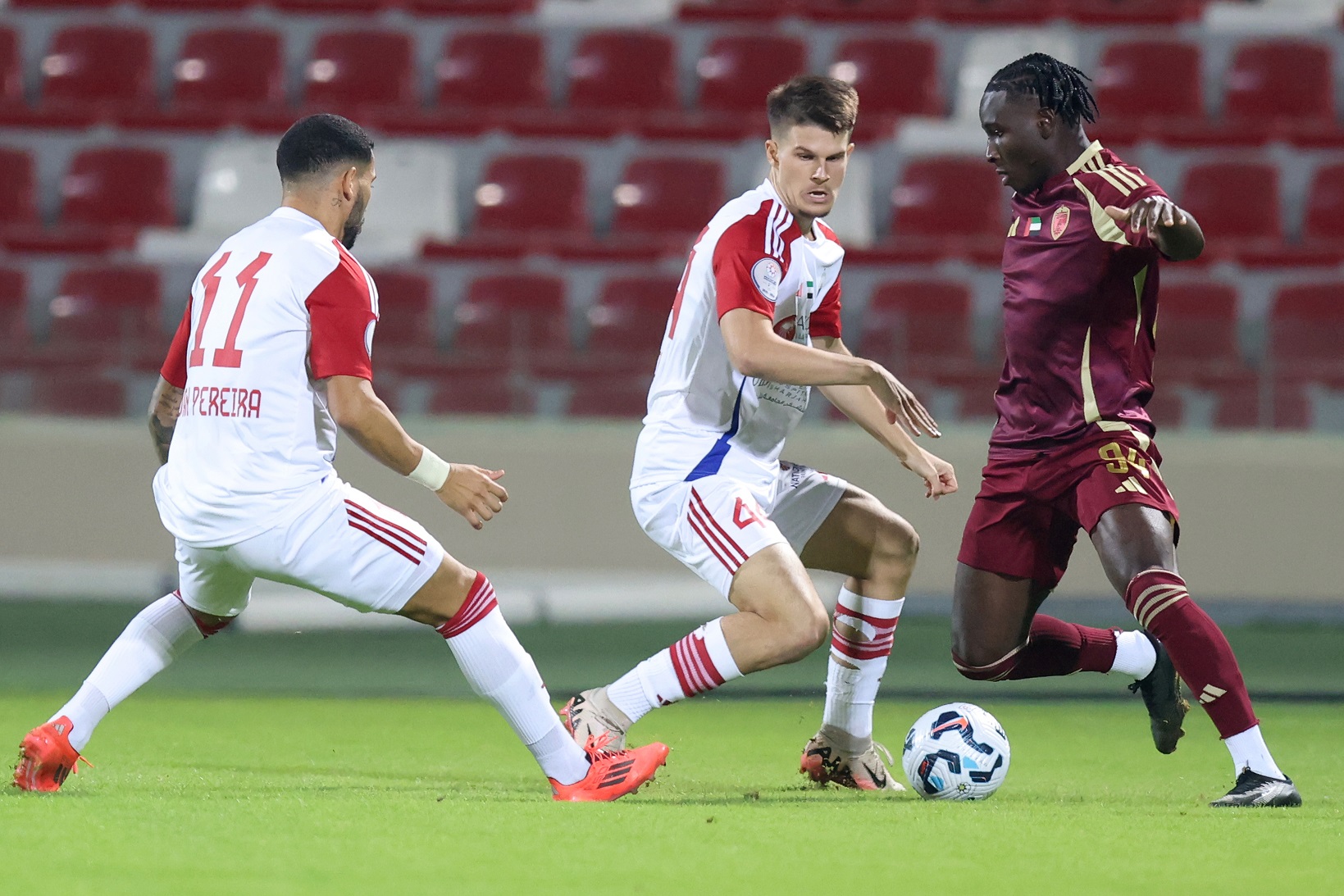 الشارقة يحلق في قمة الدوري