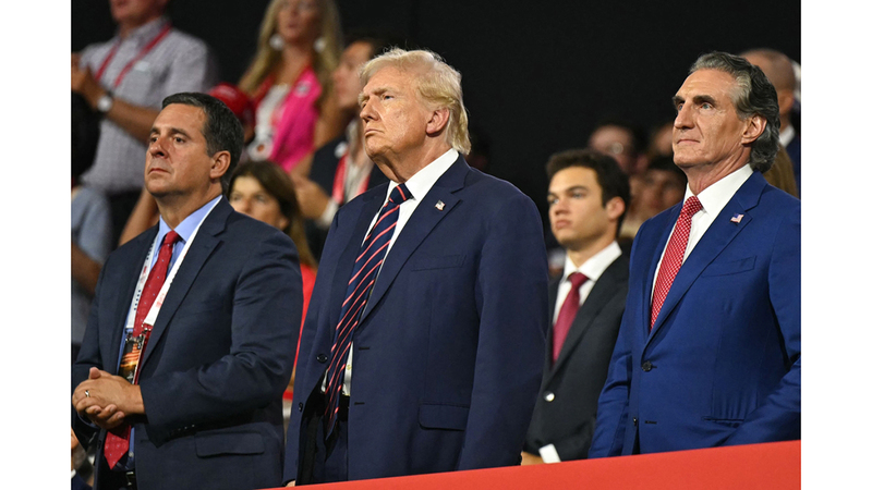 ديفين نونيس (يسار) كان يترأس لجنة الاستخبارات في مجلس النواب الأميركي خلال بداية الفترة الرئاسية الأولى لترامب. أ.ف.ب