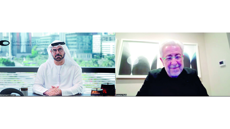 محمد القرقاوي يجري اتصالاً مرئياً بالفيديو مع البروفيسور أسامة خطيب لتهنئته بالجائزة. وام