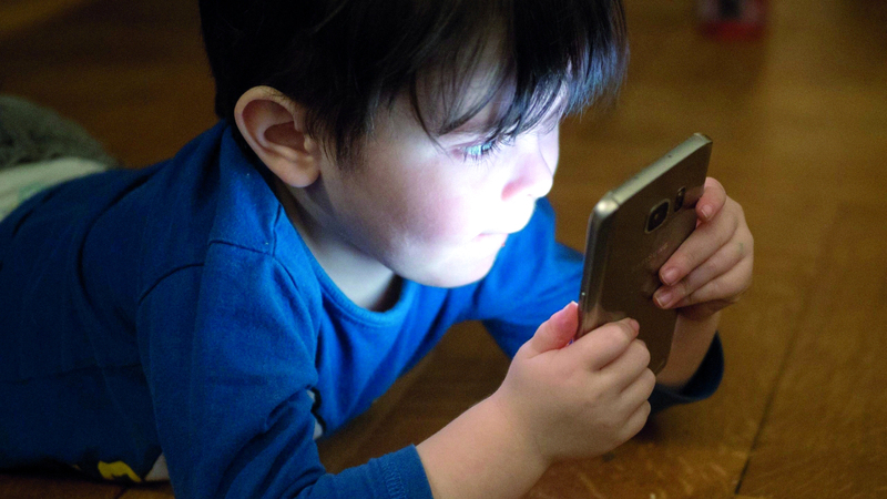 المقاطع القصيرة تثير في نفس الطفل العدوانية وقد تقوده إلى الإدمان. أرشيفية