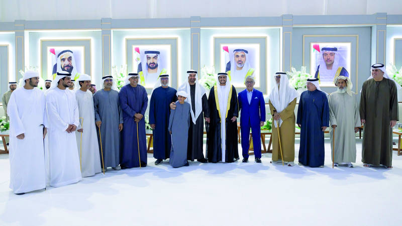 رئيس الدولة خلال حضوره  حفل الزفاف. وام