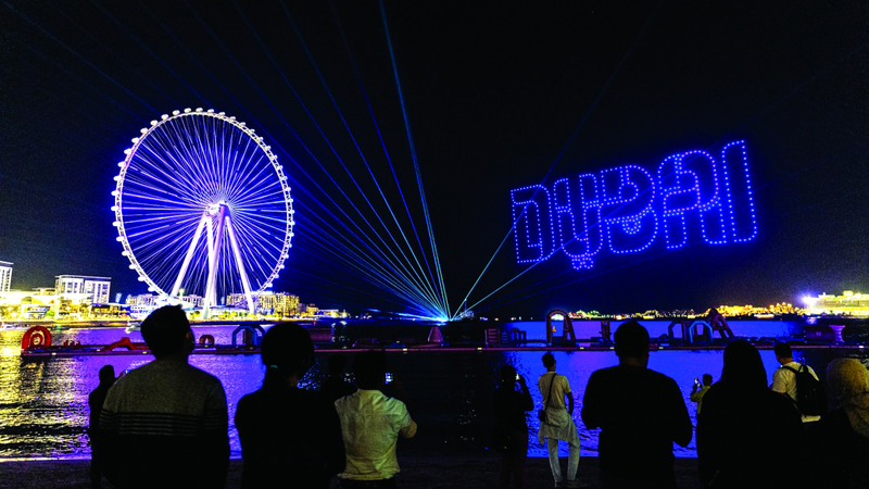 عروض طائرات الدرون تضيء سماء دبي مرتين يومياً عند الساعة 8 و10 مساء. من المصدر