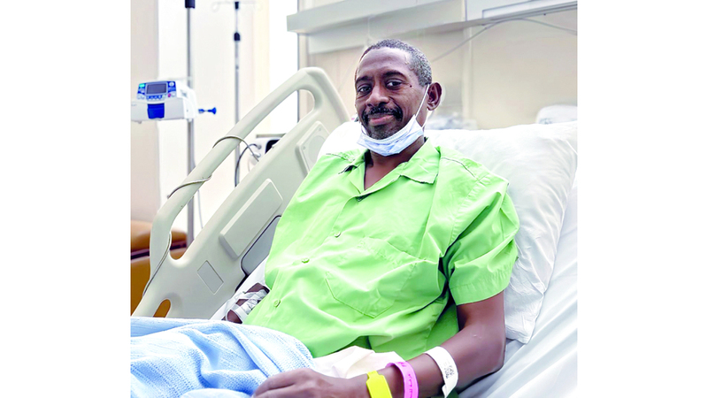 فرحة المريض هشام محمد بعد إجراء عملية زراعة كِلية. من المصدر