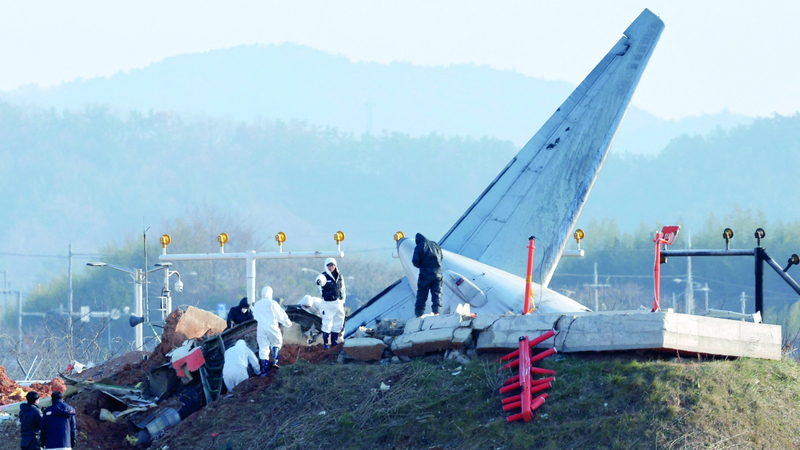 محققون كوريون جنوبيون في موقع سقوط طائرة &laquo;بوينغ 737 - 800&raquo; بمطار موان الدولي. أ.ف.ب    أقارب ضحايا الطائرة المنكوبة يزورون موقع سقوطها. أ.ف.ب