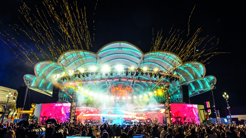 عشرات الآلاف من جمهور حسين الجسمي كانوا حريصين على حضور الحفل على المسرح الرئيس في القرية العالمية. الإمارات اليوم