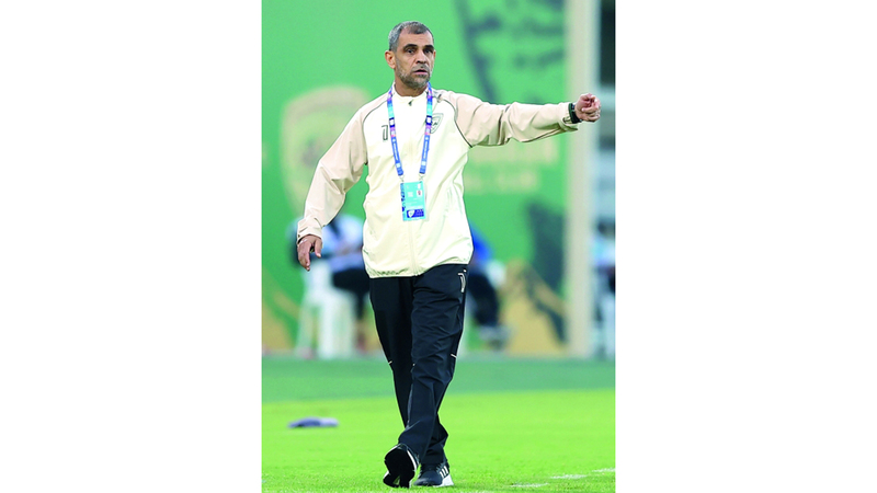 عبدالمجيد النمر أول مدرب مواطن يقود خورفكان للفوز بنتيجة قياسية.  تصوير: زيشان أحمد