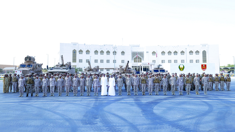 حمدان بن محمد خلال زيارته مدينة زايد العسكرية في أبوظبي. من المصدر