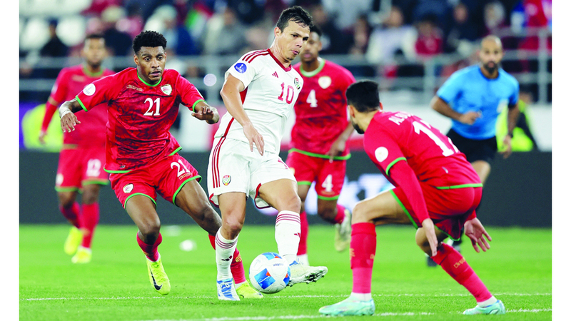 لاعب المنتخب ليما خلال مباراة عُمان في «خليجي 26». رويترز
