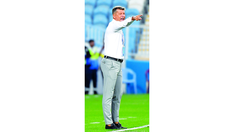 مدرب بني ياس دانيال إيسايلا. تصوير: إريك أرازاس