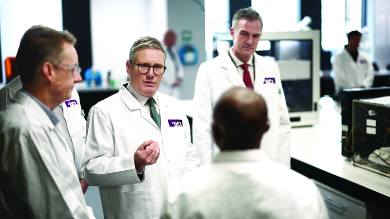 حكومة كير ستارمر تريد تطوير قطاع الذكاء الاصطناعي. رويترز