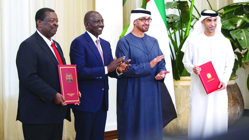 محمد بن زايد وويليام ساموي روتو أثناء حضورهما توقيع الاتفاقية. وام