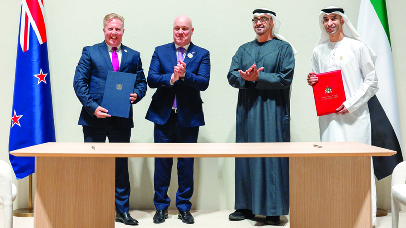 محمد بن زايد وكريستوفر لوكسون أثناء حضورهما توقيع الاتفاقية. وام