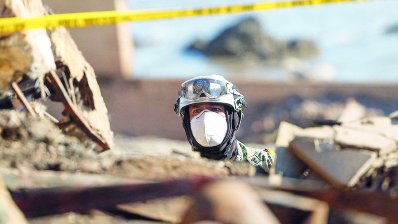 أحد أعضاء فريق الإنقاذ خلال البحث عن الضحايا في أعقاب حريق بماليبو. أ.ف.ب