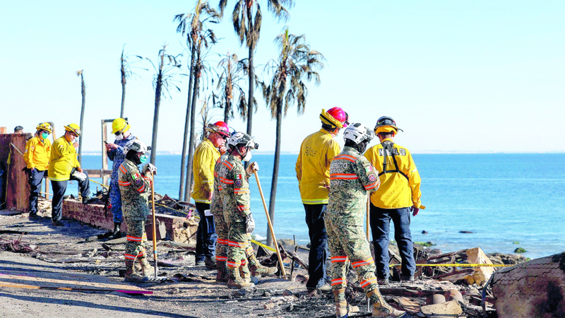 أعضاء فريق البحث والإنقاذ المكسيكي يدعمون زملاءهم الأميركيين. أ.ف.ب