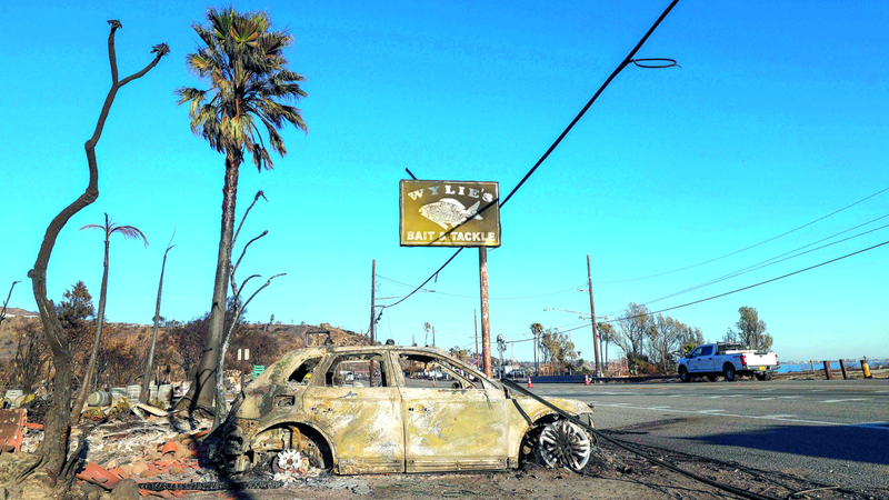 مركبة متفحمة قرب طريق في ضواحي لوس أنجلوس. أ.ف.ب