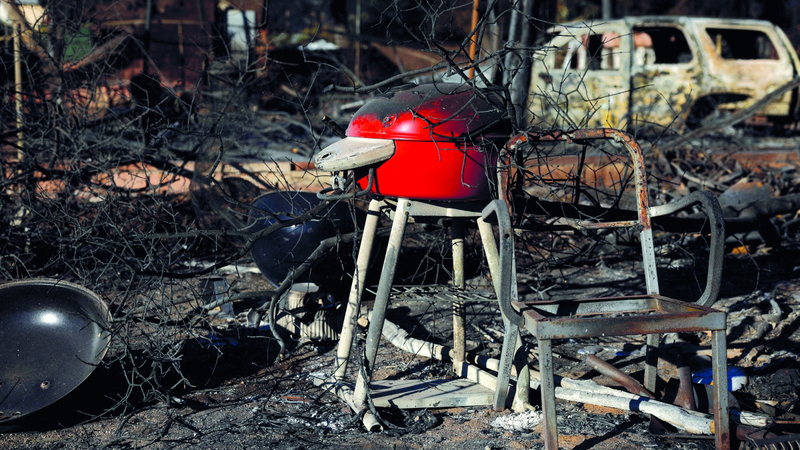 أنقاض منزل مدمَّر جراء النيران المستعرة منذ أسبوع في ثانية أكبر مدن الولايات المتحدة. رويترز