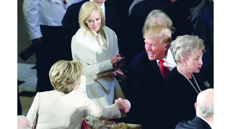 ترامب يصافح هيلاري كلينتون بعد فوزه عليها في انتخابات 2016. رويترز