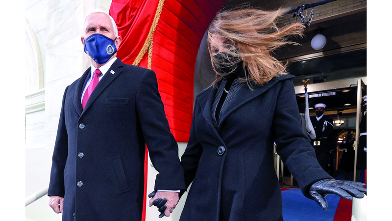 بنس برفقة زوجته خلال تنصيب بايدن.  رويترز