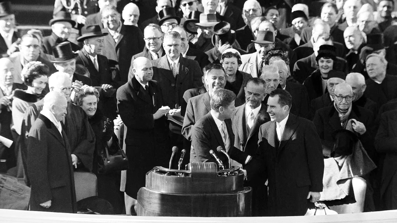 ريتشارد نيكسون يهنئ جون كينيدي. أرشيفية