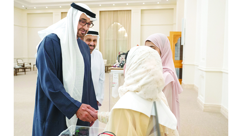 محمد بن زايد خلال لقائه مخترعات إماراتيات. من المصدر