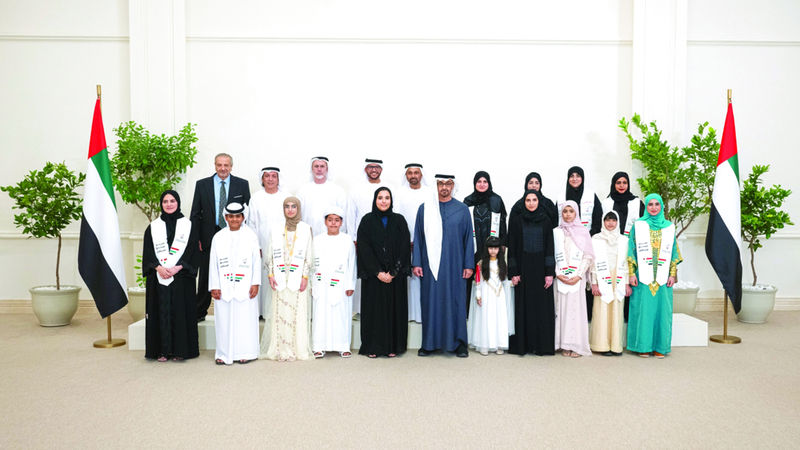 محمد بن زايد خلال استقباله وفد الجمعية. وام