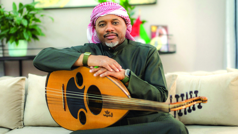 عبدالعزيز المدني يعتلي خشبة المسرح صحبة عازفين من أنحاء العالم. تصوير: يماني العفاري