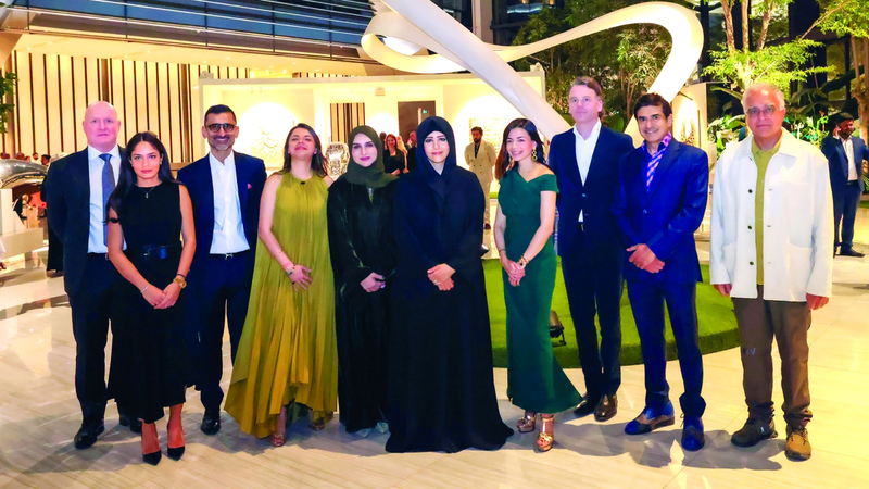 لطيفة بنت محمد خلال جولة في المعرض. من المصدر