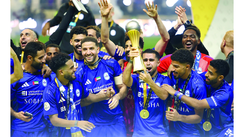 لاعبو النصر يحتفلون بكأس السوبر الإماراتي - القطري. تصوير: سالم خميس