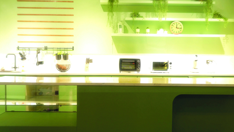 خلفيات وثيمات كثيرة توفرها «لينا» في مركزها. تصوير: علي ملحم