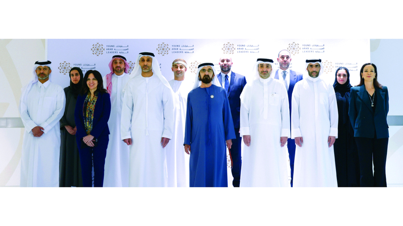 محمد بن راشد خلال لقائه أعضاء مجلس إدارة «القيادات العربية الشابة». تصوير: عبدالله الحتاوي