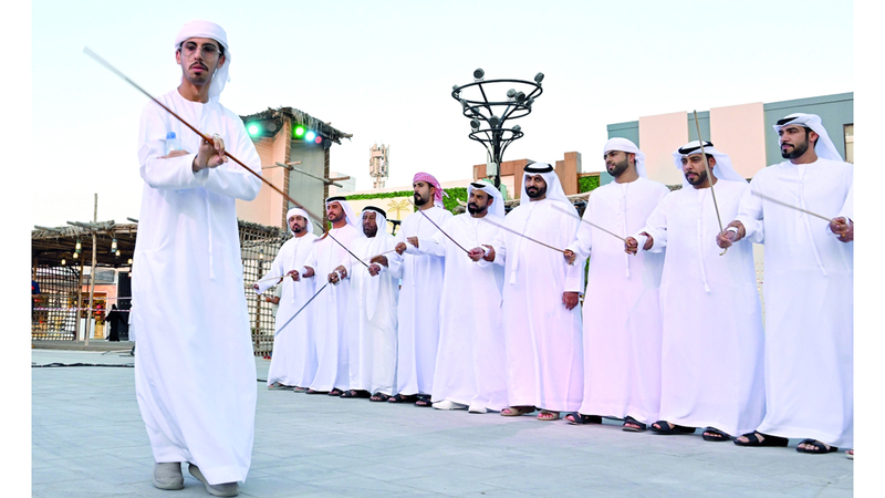 الأجيال في الإمارات تتوارث محبة الفنون الشعبية. تصوير: إريك أرازاس