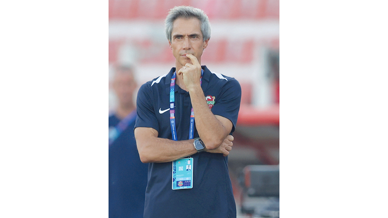 مدرب شباب الأهلي باولو سوزا. تصوير: سالم خميس