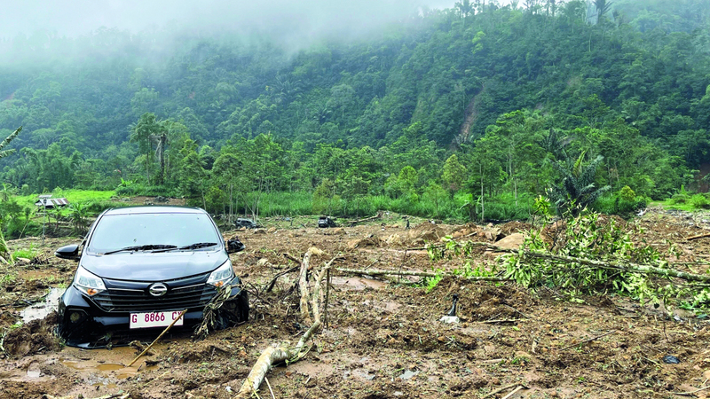 سيارة عالقة في الوحل في منطقة تأثرت بالانهيار الأرضي. أ.ب
