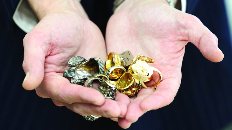 فيكتور غاستو يوفر مختارات من خواتمه النادرة في حي دبي للتصميم. تصوير: أكزافير ويلسن