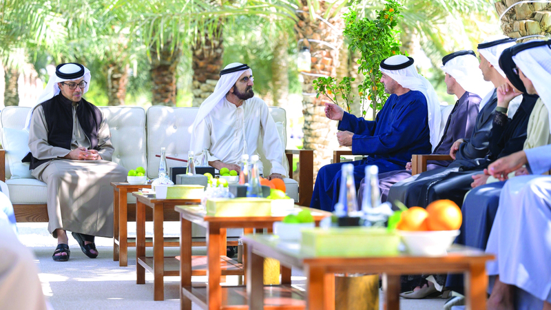 محمد بن زايد ومحمد بن راشد خلال اللقاء بحضور منصور بن زايد. من المصدر