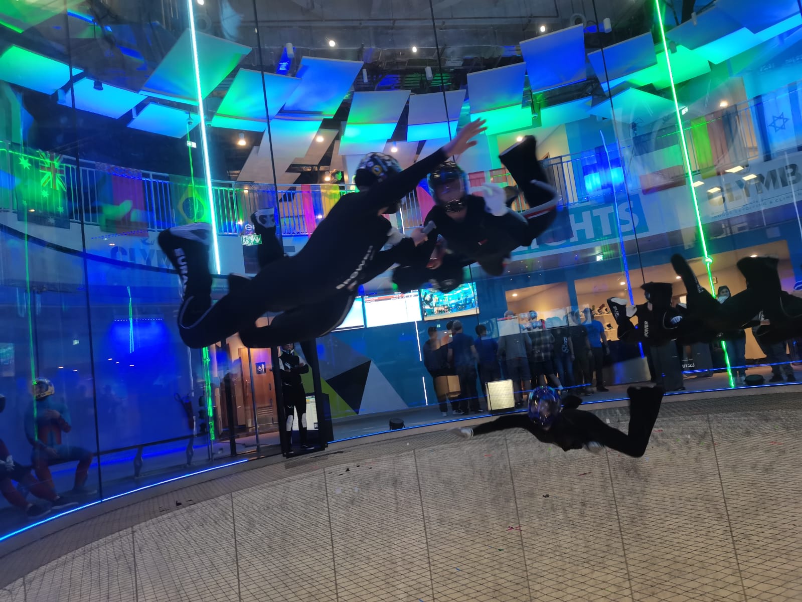 فريق «تنايا» يفوز بكأس «الثماني» في بطولة الإمارات الدولية للقفز الحر