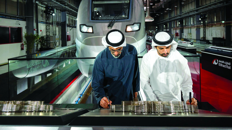 خالد بن محمد وحمدان بن محمد خلال مراسم الإعلان عن إطلاق مشروع القطار فائق السرعة. من المصدر