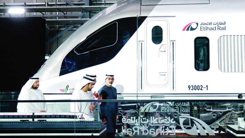 خالد بن محمد وحمدان بن محمد خلال تفقّد قطار الركاب والاطلاع عن قرب على تصميمه المبتكر. من المصدر